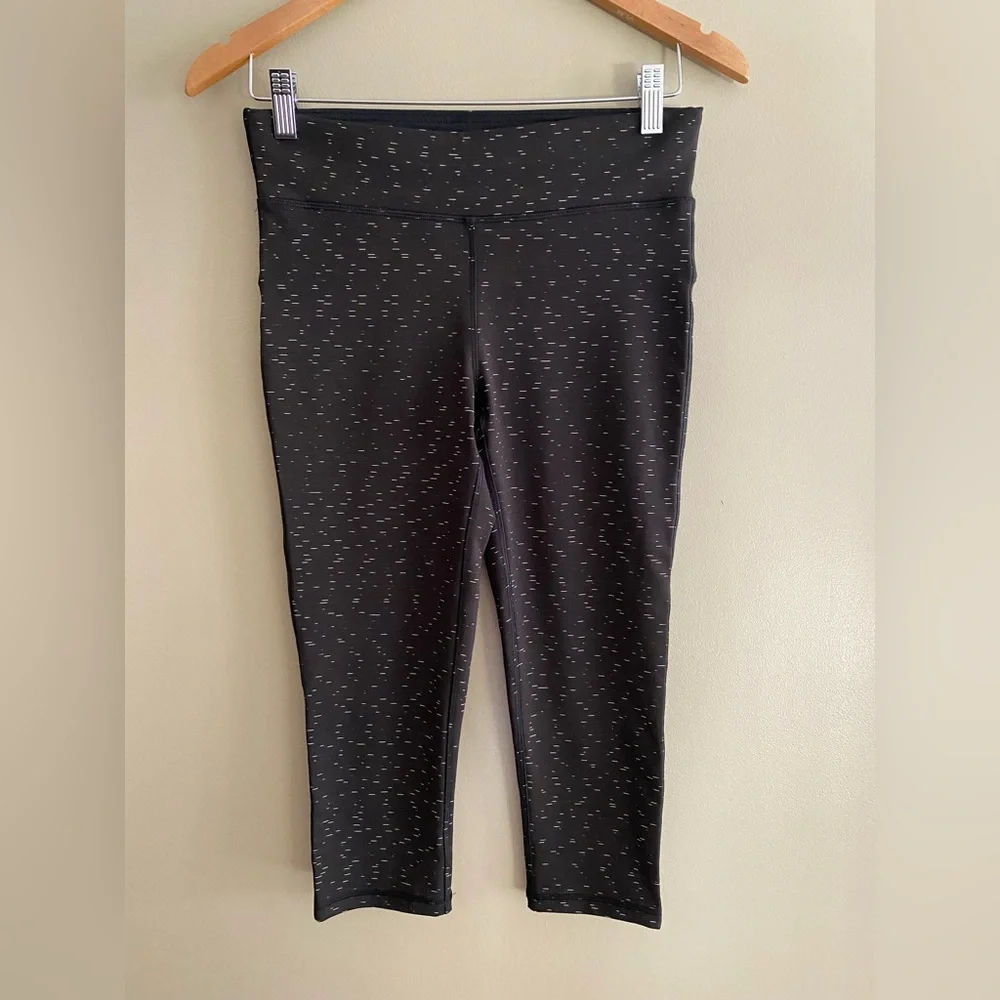 Xersion: Black Forted Capris Leggings with Brushed White Detail